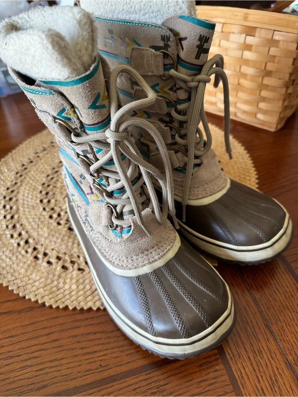 SOREL Deer Caribou Print Waterproof Women's Boots sz 6 Graphic Brown aztec Lace